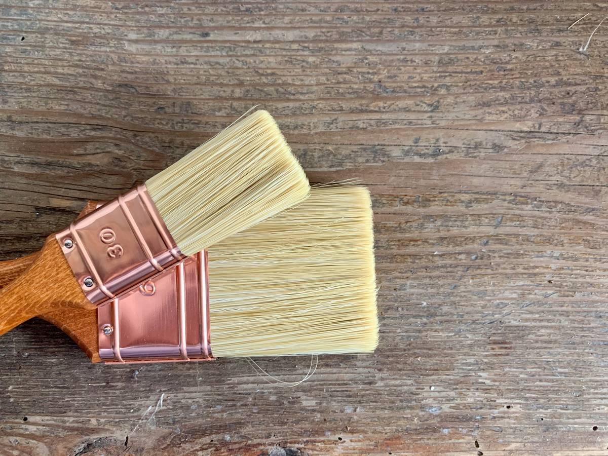 Infographic comparing ingredients in shaving soap vs. canned foam: soap contains glycerin, stearic acid, and natural oils; foam contains alcohol, propellants, and synthetic fragrances