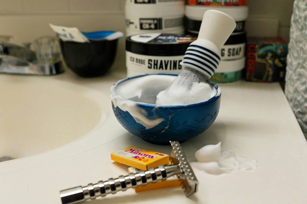 Infographic comparing skin irritation rates: traditional wet shaving vs. cartridge razors—wet shaving shows 68% less redness and bumps