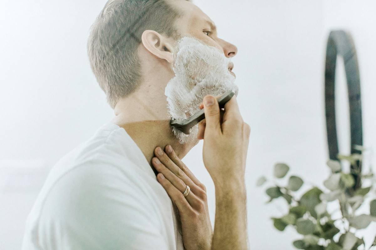 Side-by-side infographic showing ingredient lists and lather quality of traditional shaving soap vs. modern aerosol foam