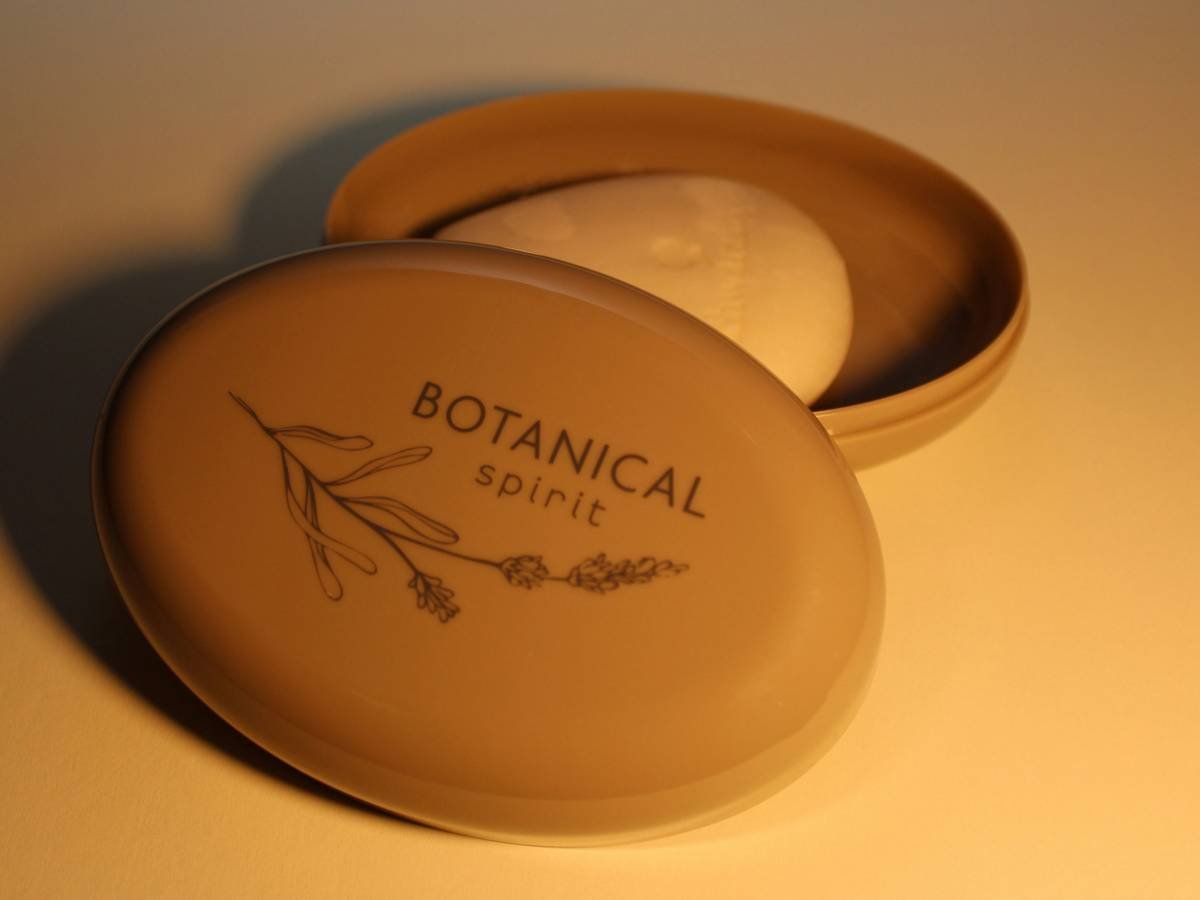 Infographic comparing ingredients in traditional shaving soap vs. canned foam: tallow, stearic acid, glycerin vs. propylene glycol, triethanolamine, fragrance