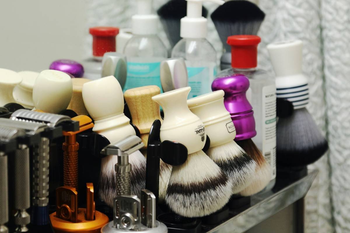 Infographic comparing ingredients in shaving soap vs. canned foam: tallow/glycerin vs. propellants/alcohol